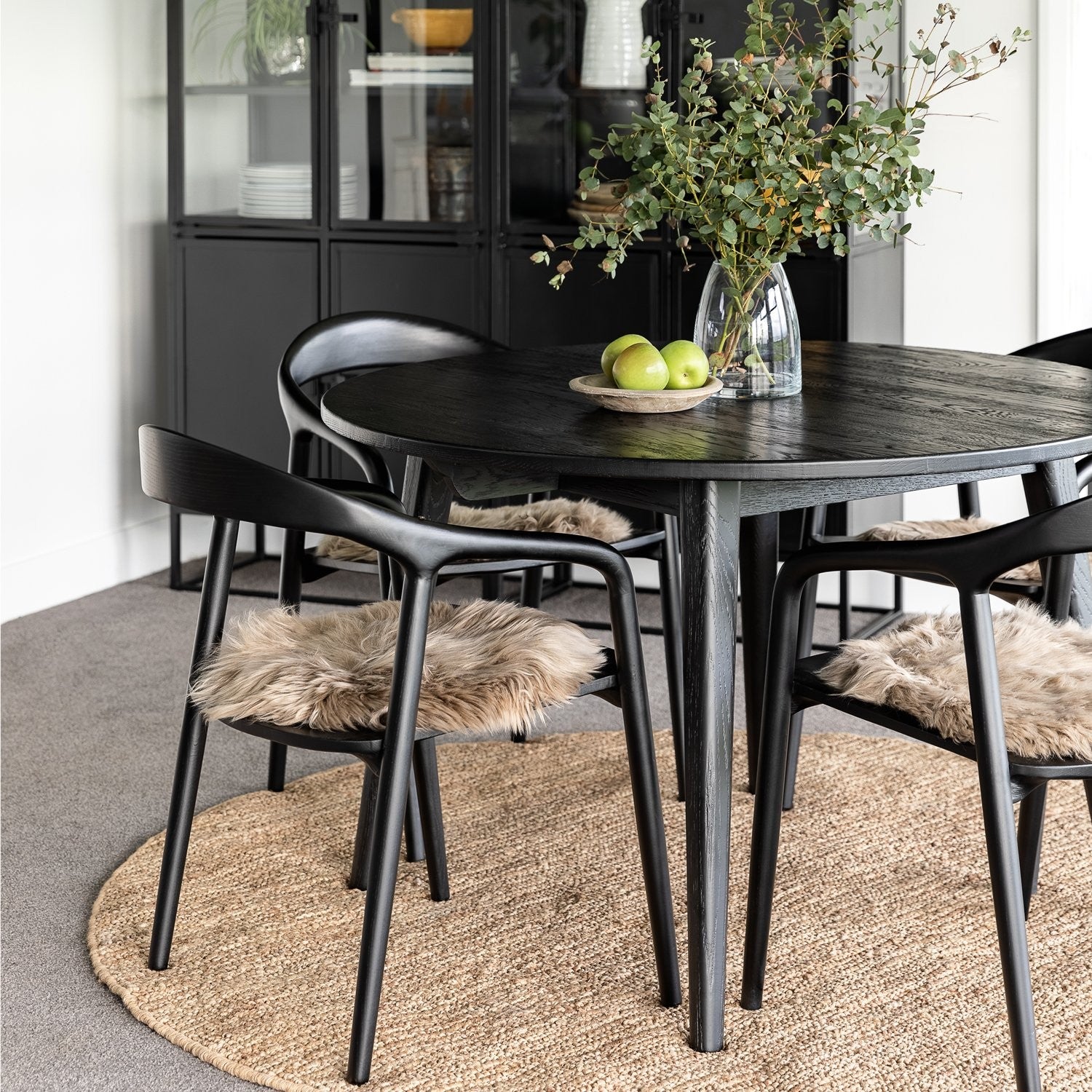 Vassa Oak Round Table - Matt Black