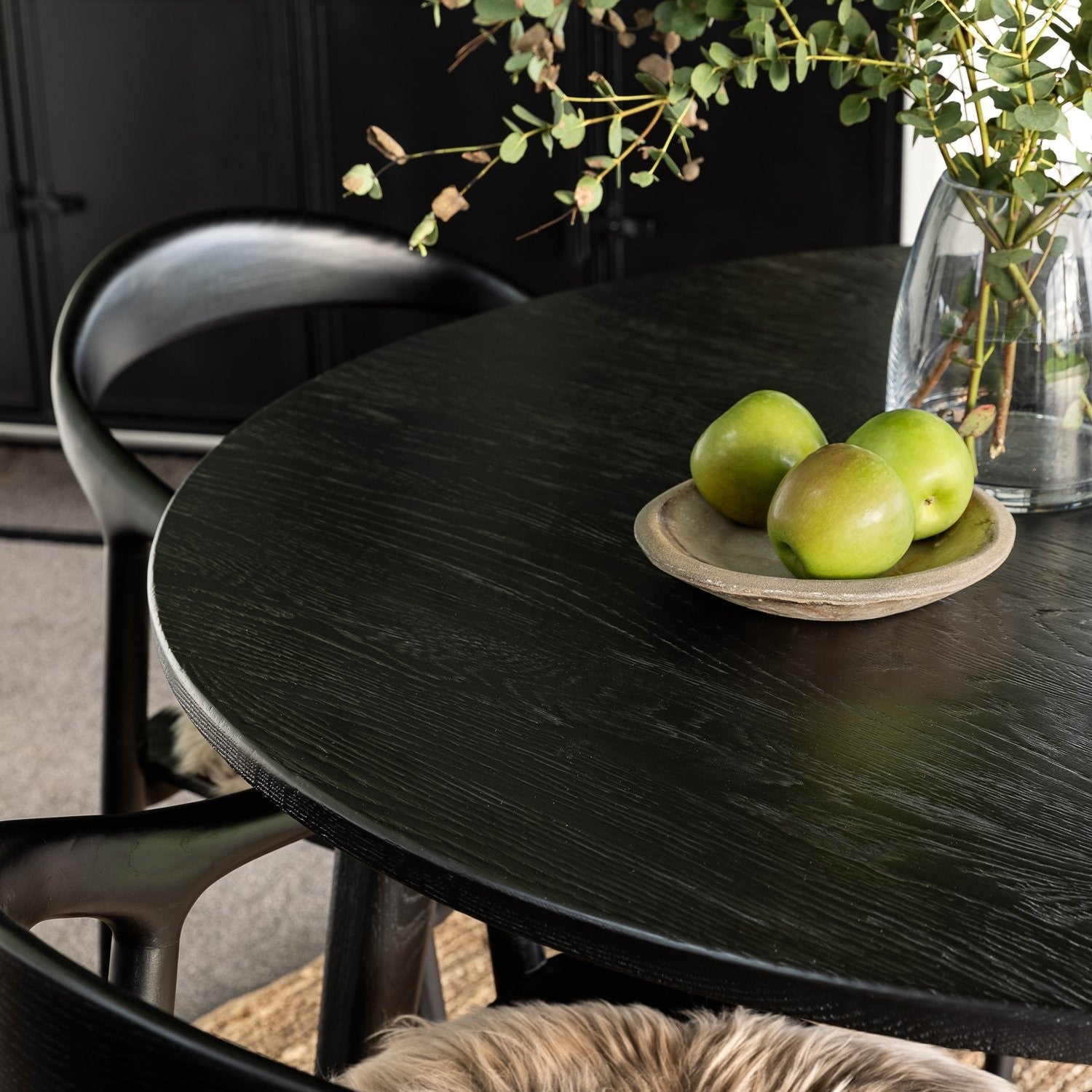 Vassa Oak Round Table - Matt Black