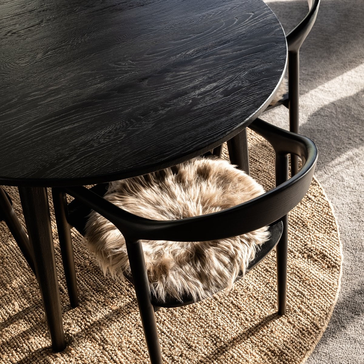 Vassa Oak Round Table - Matt Black