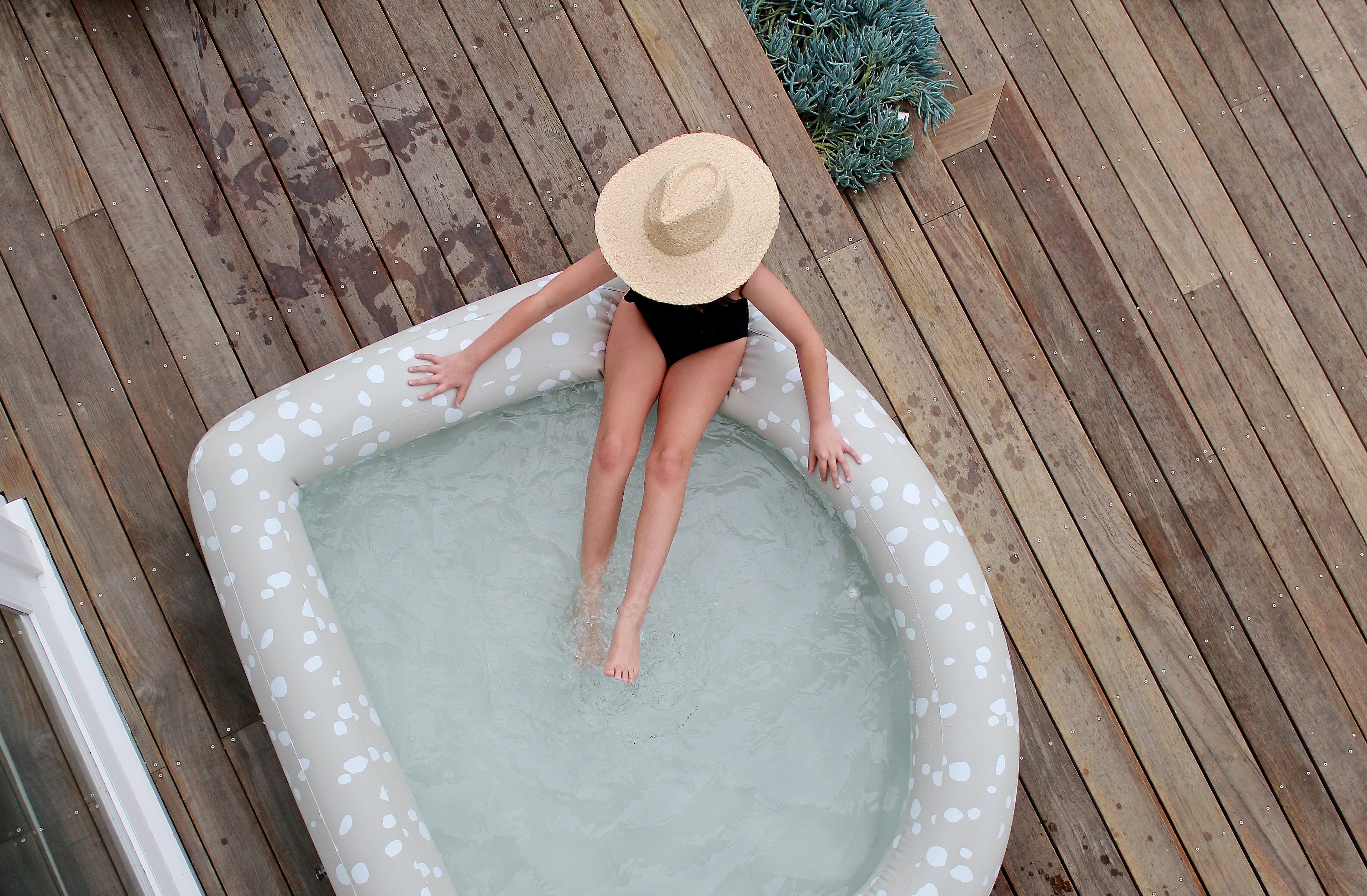 Inflatable Arch Luxe Pool - Bubbles
